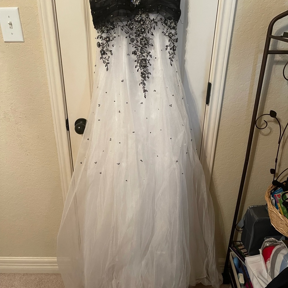 David’s Bridal Beautiful Black&White Sequined gown